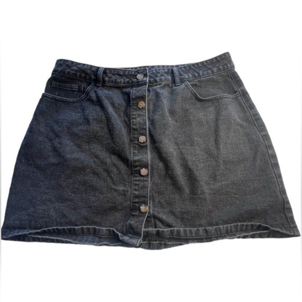 Women's Denim button up black skirt size 2xl.